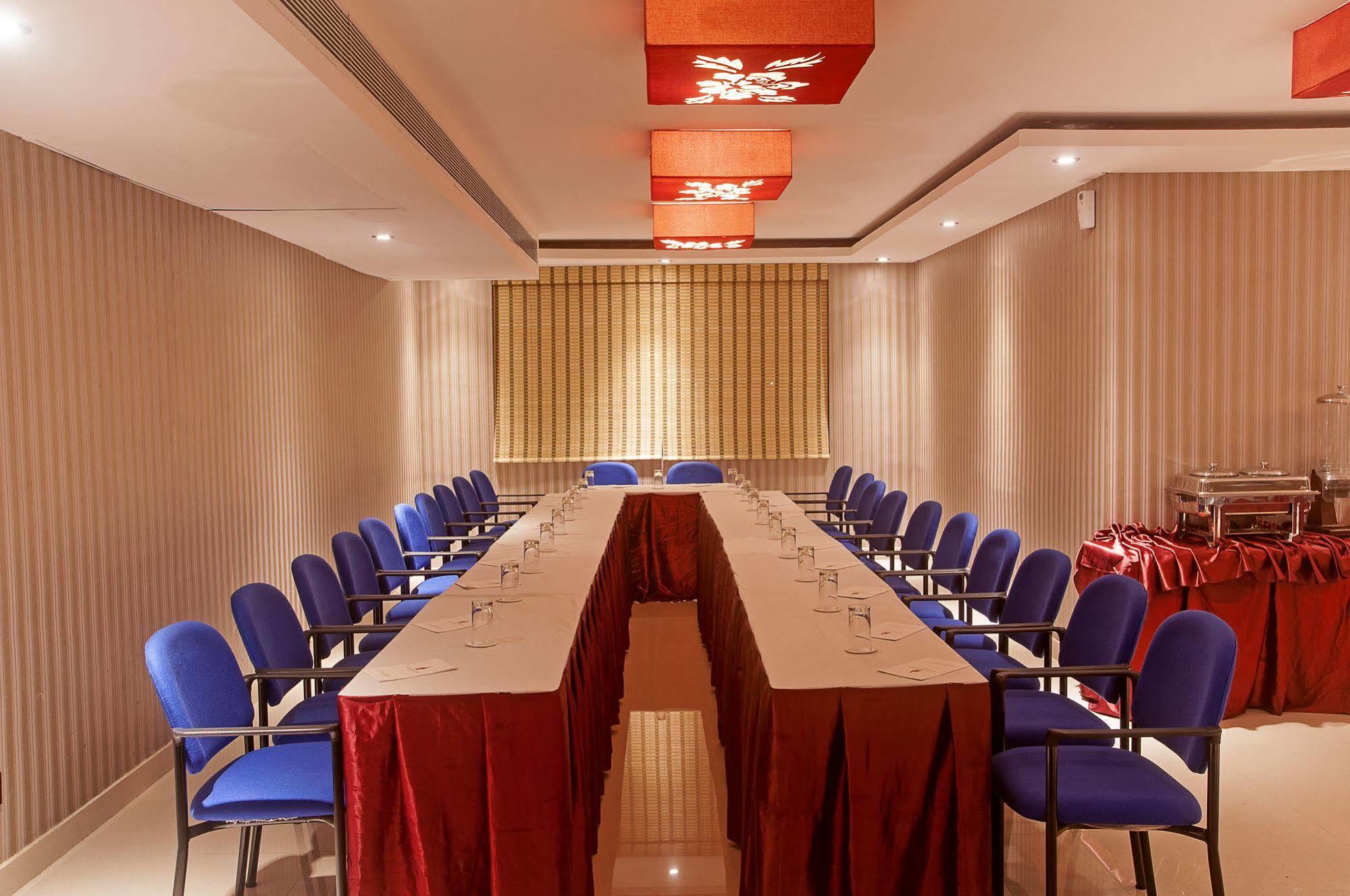 Park Avenue Hotel Nungambakkam Ченнаи Экстерьер фото