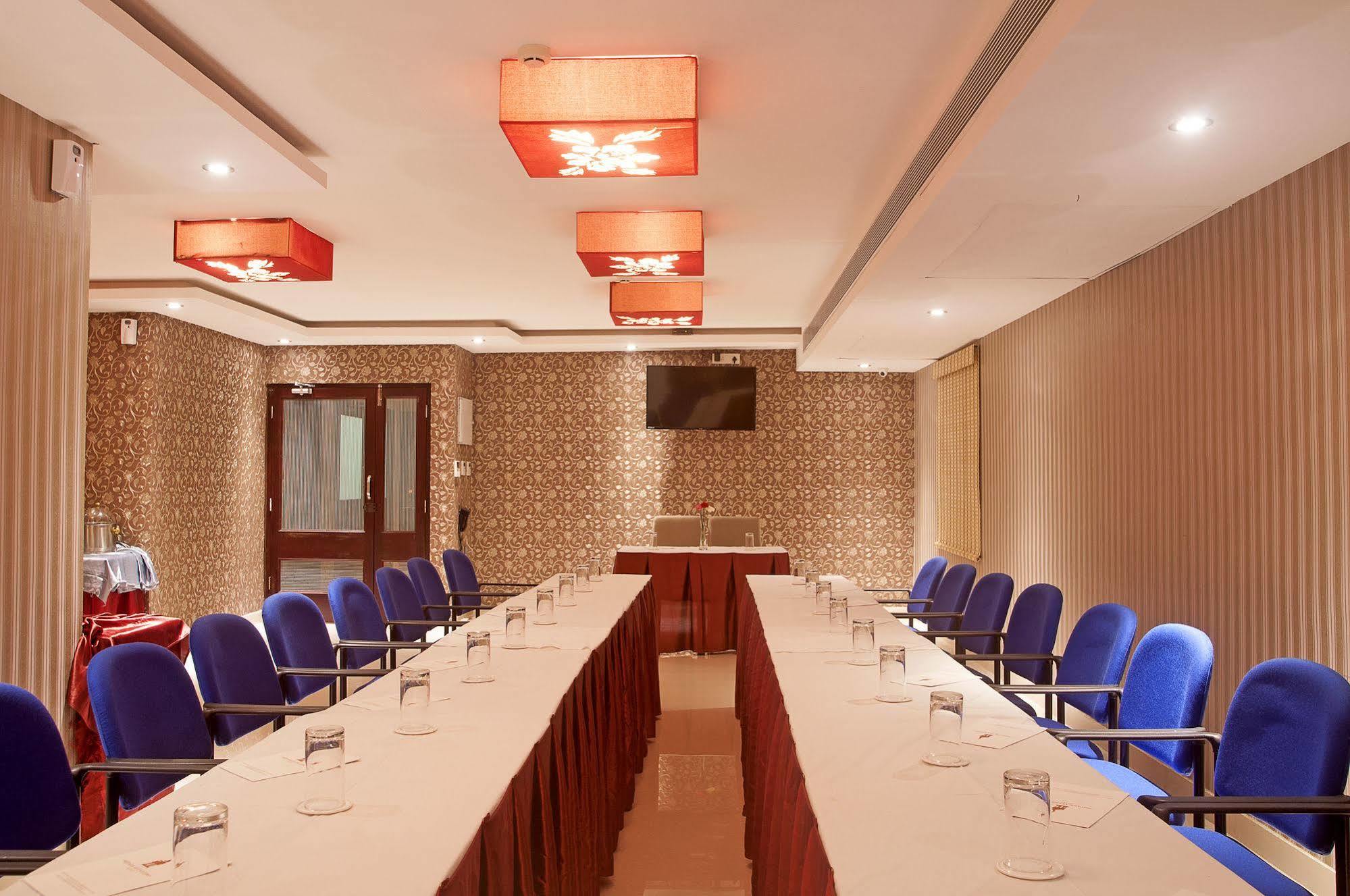 Park Avenue Hotel Nungambakkam Ченнаи Экстерьер фото